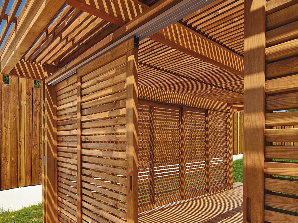 Pergola en bois Manéa avec kit 3 portes coulissantes Pin technologie DURAPIN marque Piveteaubois Vivre en Bois